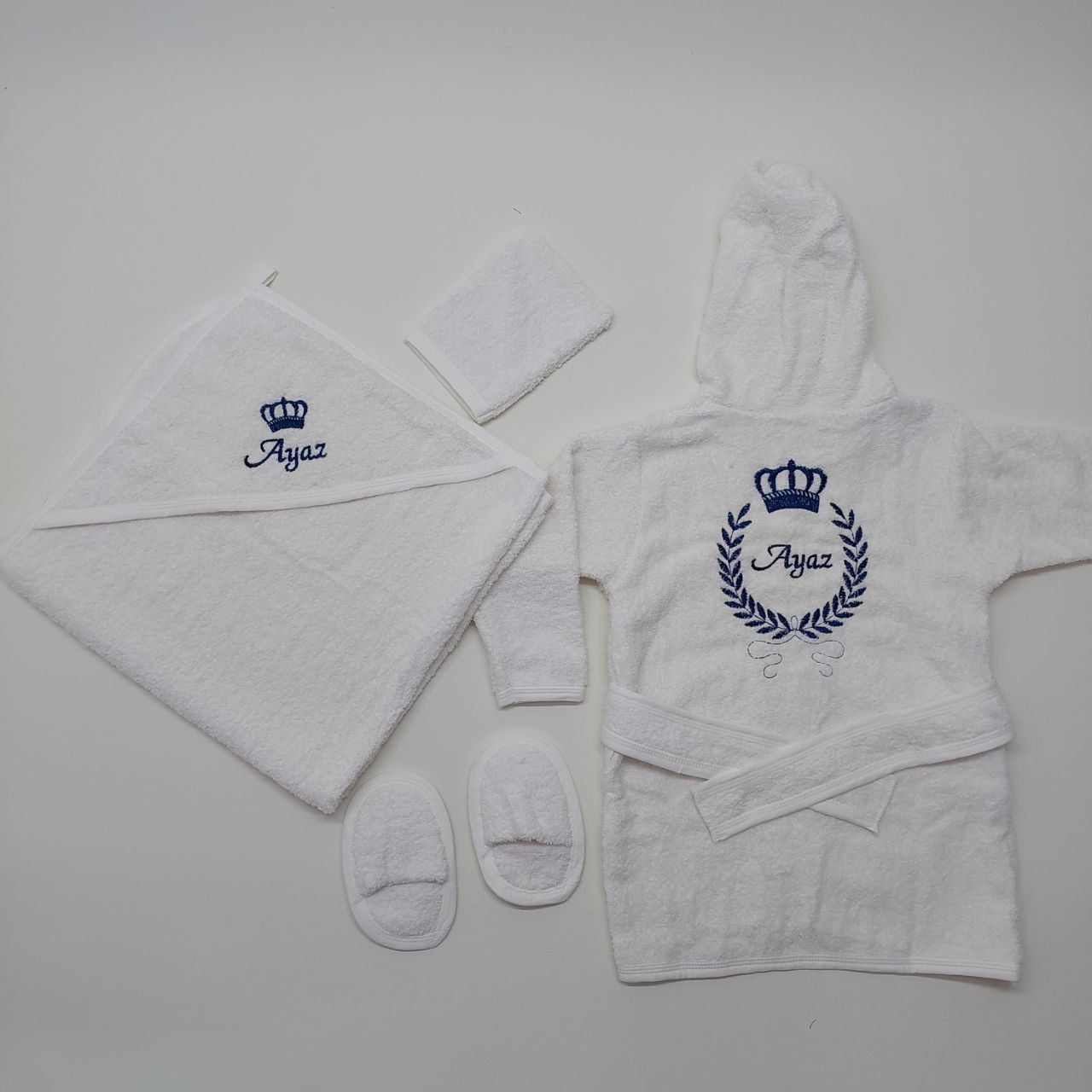 Beyaz Lacivert Taç Desenli Bornoz Takımı