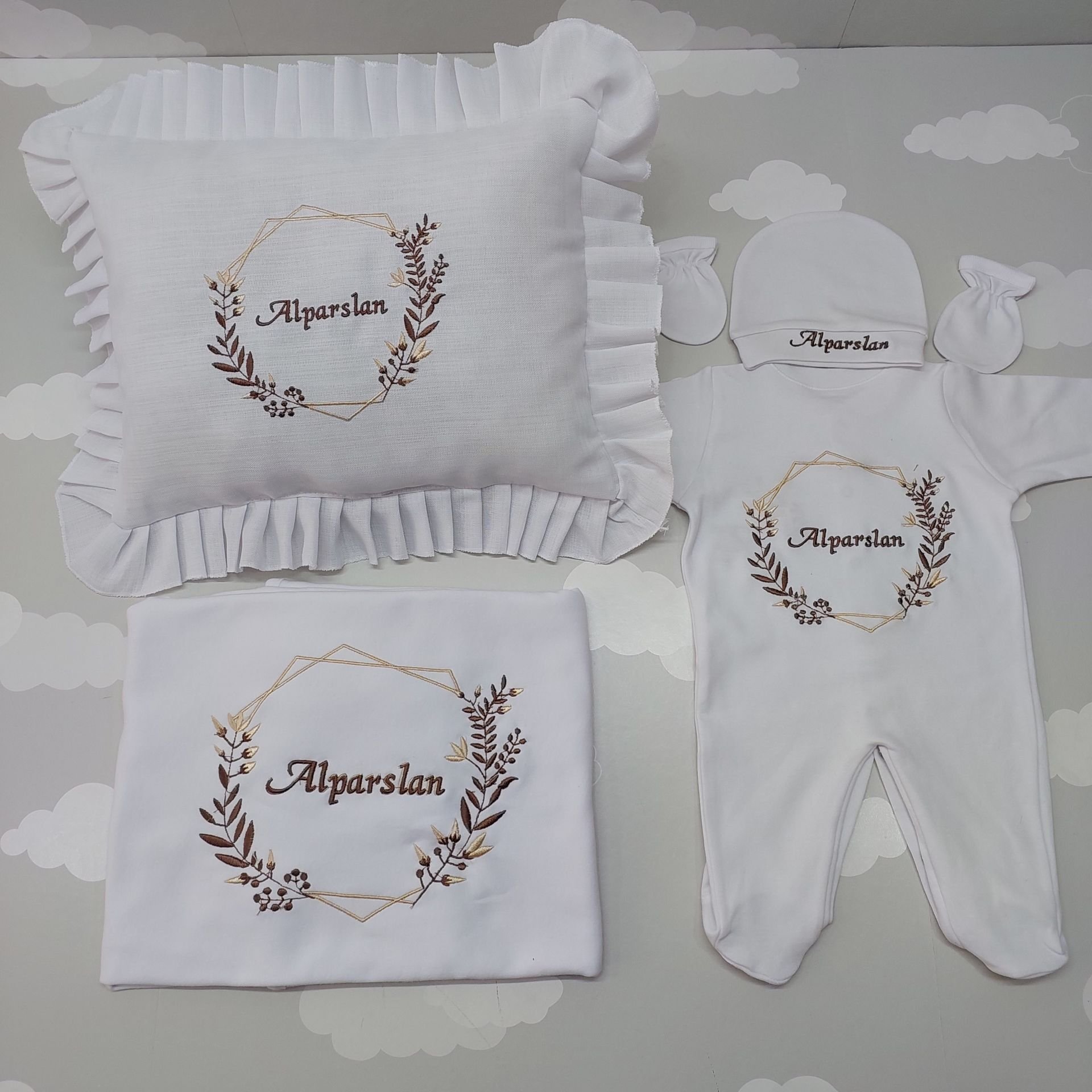 Nakışlı 5 Parça Beyaz Kahverengi Desenli Set