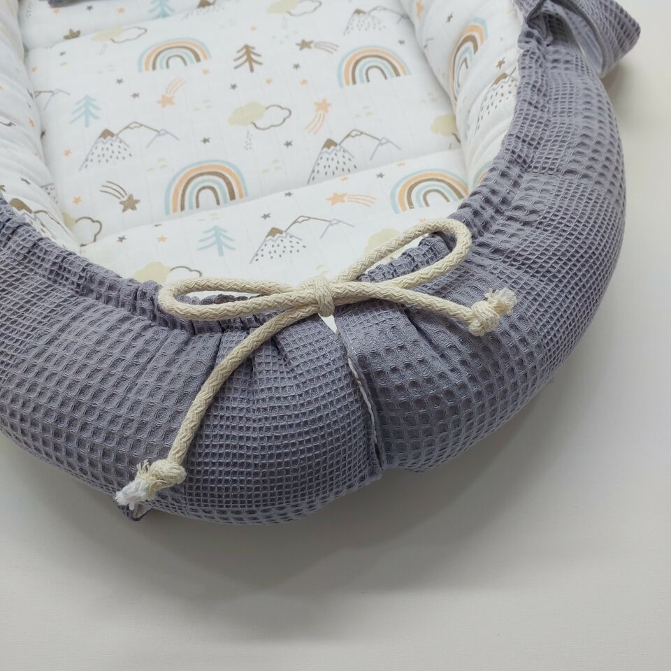 Gri Gökkuşağı Desenli Babynest Bebek Yatağı ve Yastığı