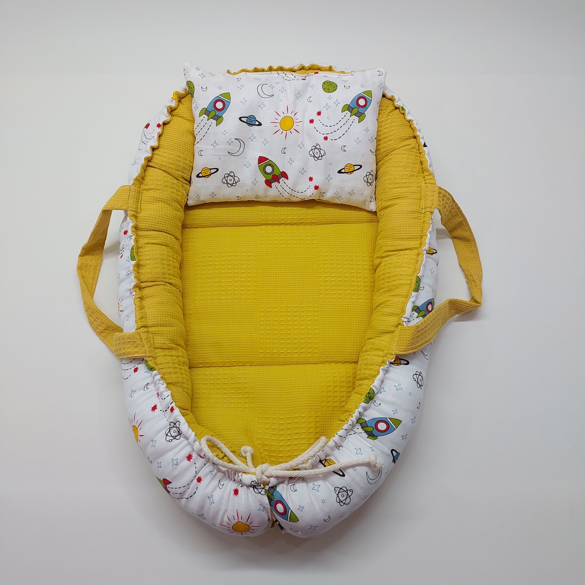 Sarı Uzay Figürlü Babynest Bebek Yatağı ve Yastığı