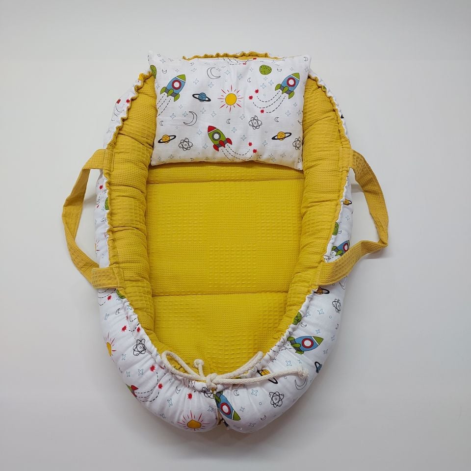 Sarı Uzay Figürlü Babynest Bebek Yatağı ve Yastığı