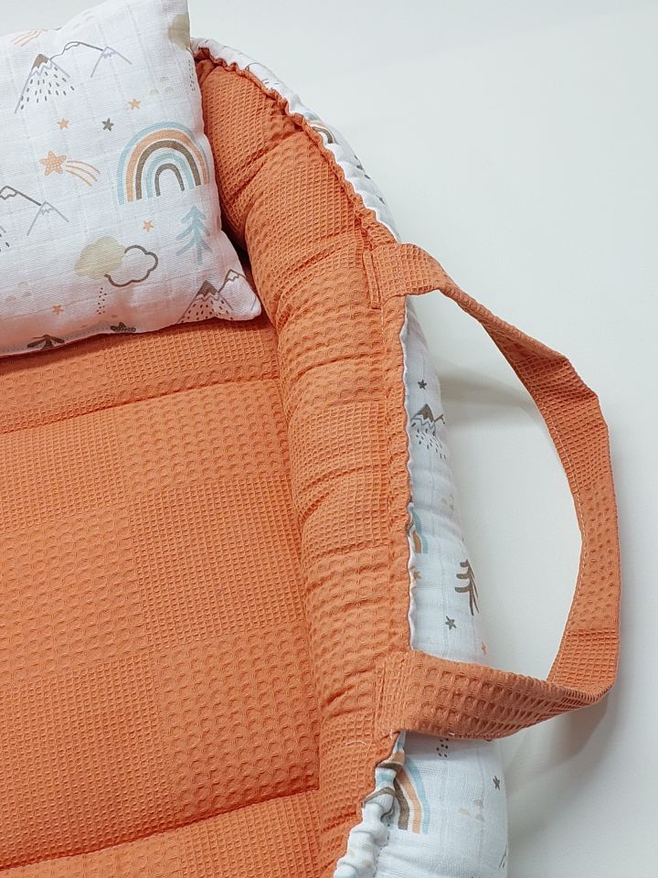 Turuncu Gökkuşağı Desenli Babynest Bebek Yatağı ve Yastığı