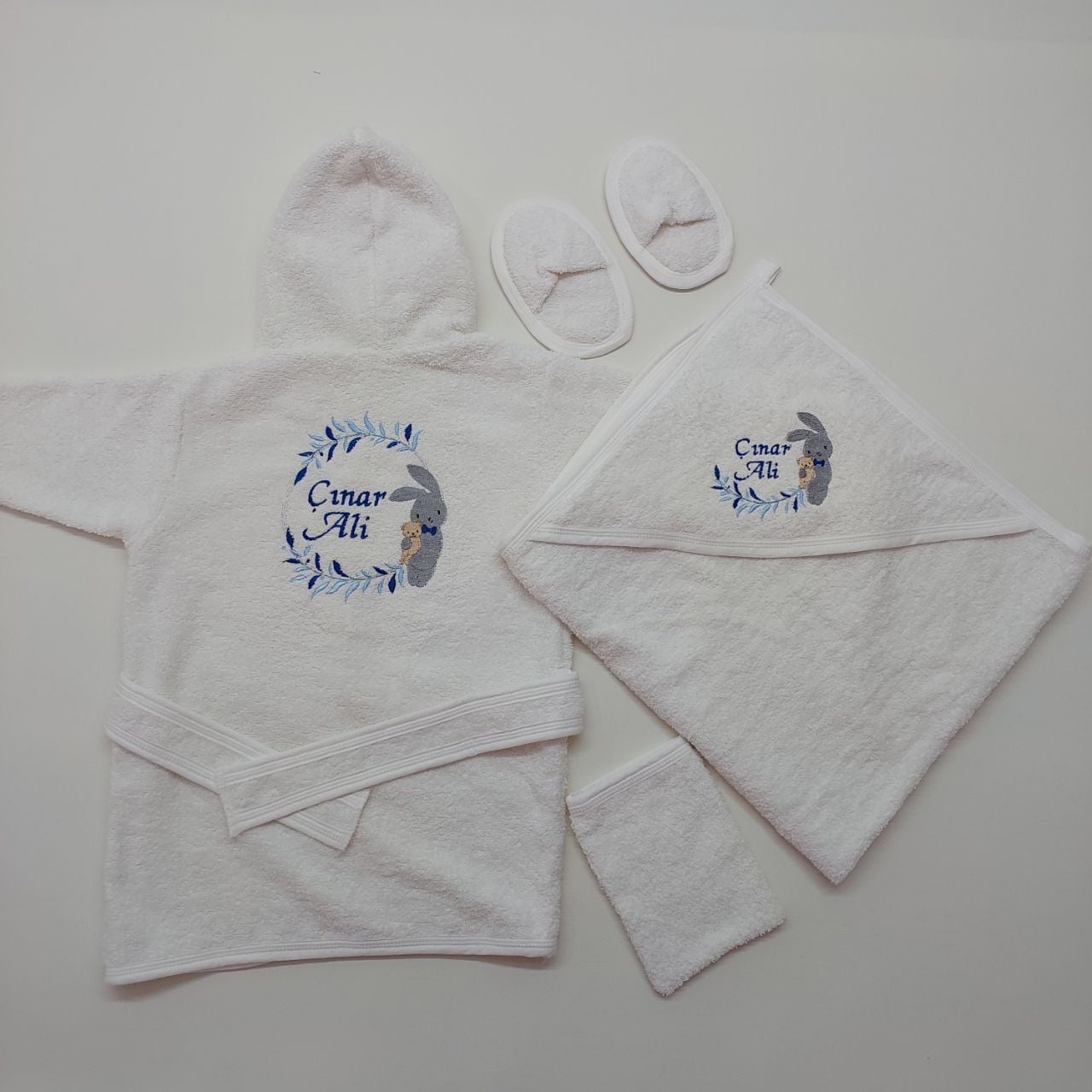 Beyaz Mavi Tavşan Desenli Bornoz Takımı