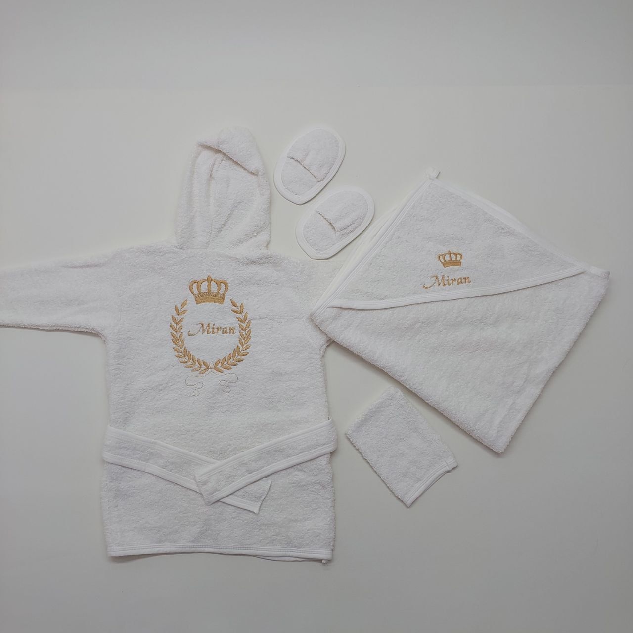 Beyaz Gold Taç Desenli Bornoz Takımı