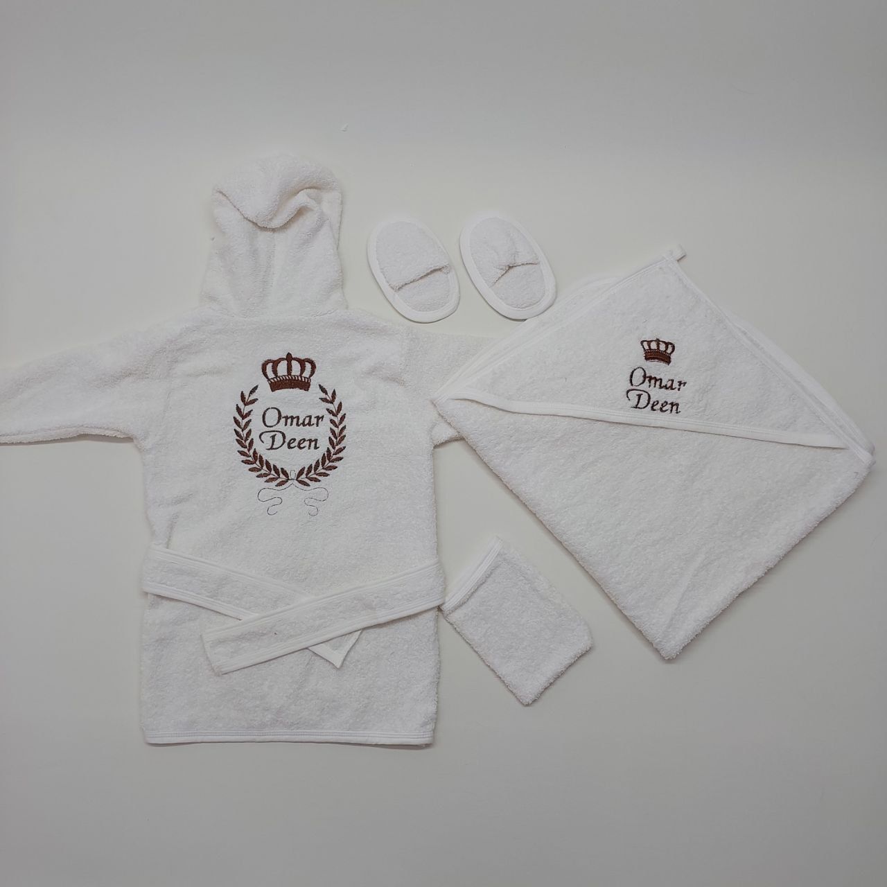 Beyaz Koyu Kahve Taç Desenli Bornoz Takımı