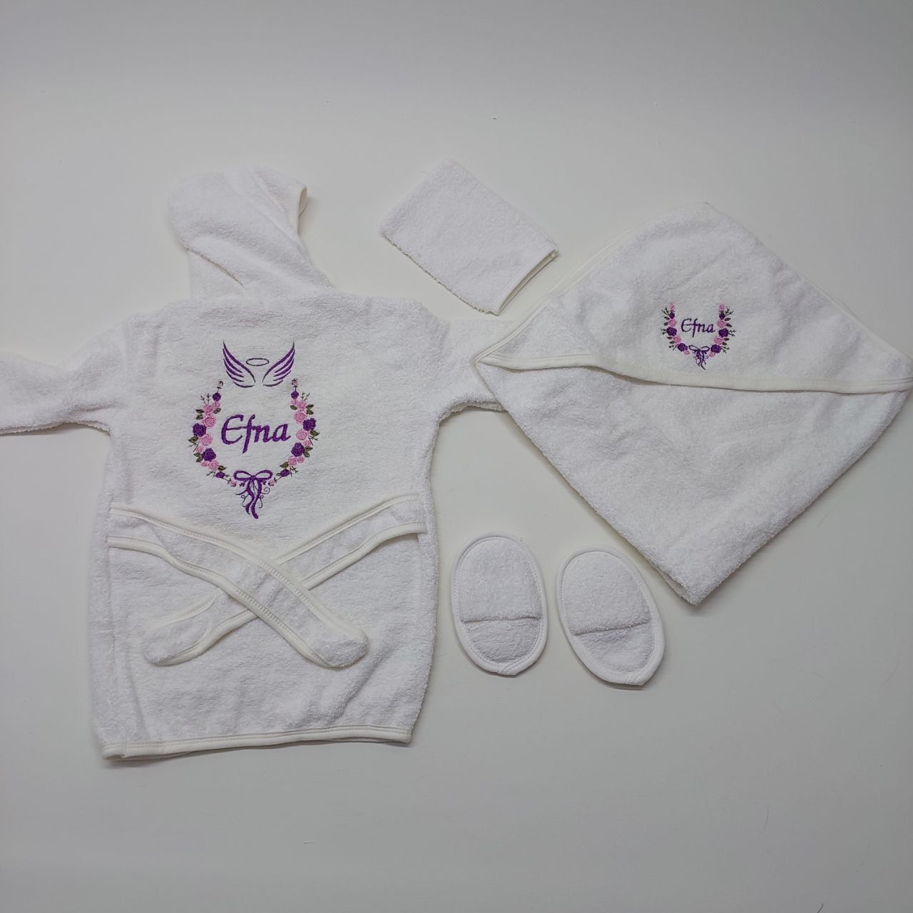 Beyaz Kanatlı Çiçek Desenli Bornoz Takımı