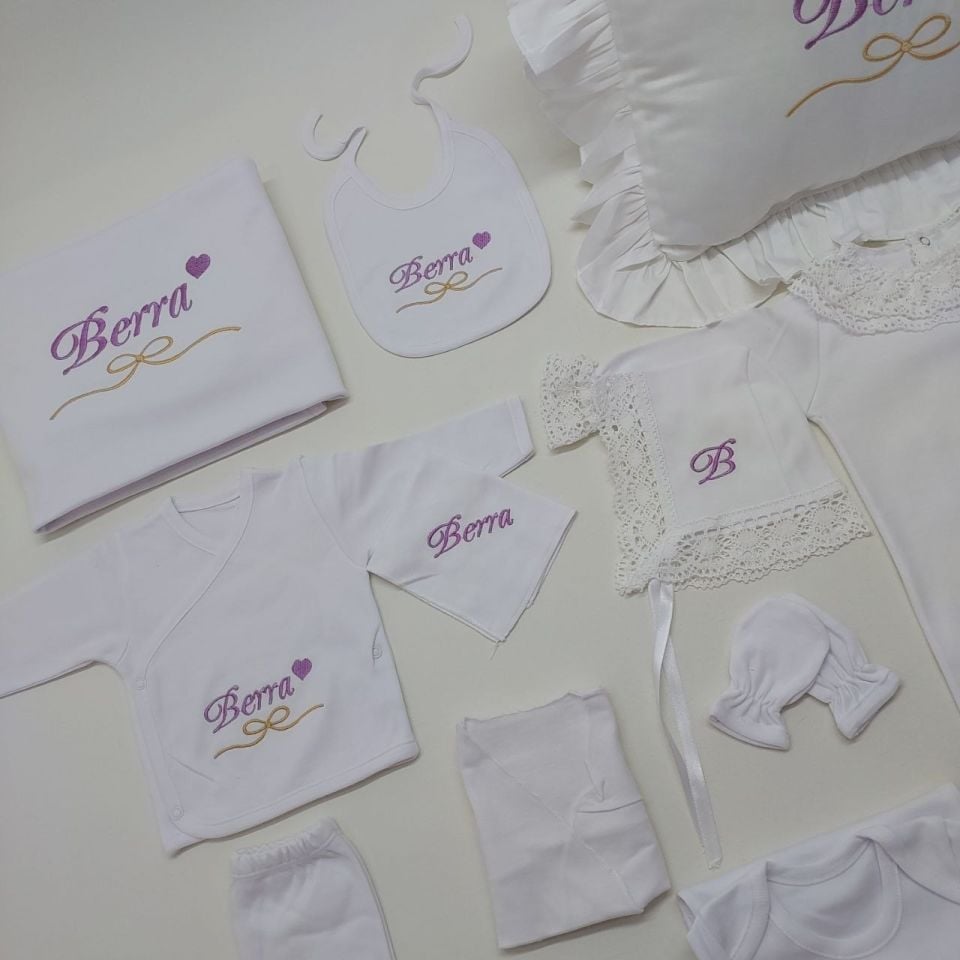 Beyaz Lila Kalp Nakışlı Dantelli Tulumlu Hastane Çıkış Seti