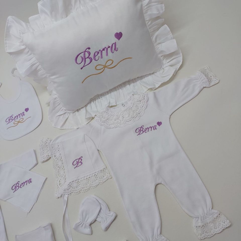 Beyaz Lila Kalp Nakışlı Dantelli Tulumlu Hastane Çıkış Seti