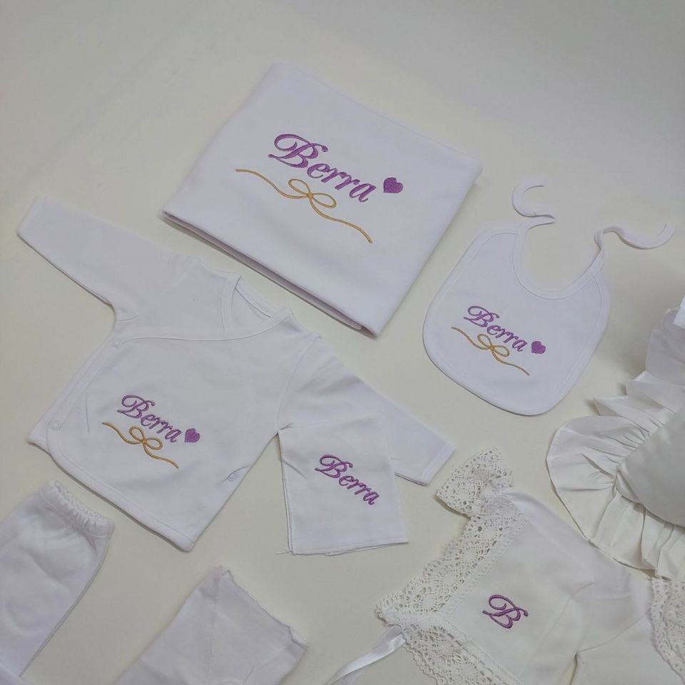 Beyaz Lila Kalp Nakışlı Dantelli Tulumlu Hastane Çıkış Seti