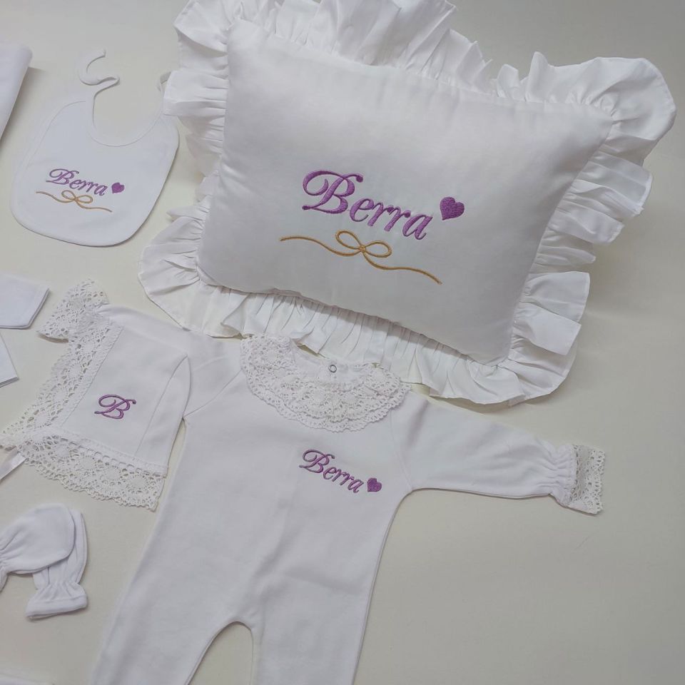 Beyaz Lila Kalp Nakışlı Dantelli Tulumlu Hastane Çıkış Seti