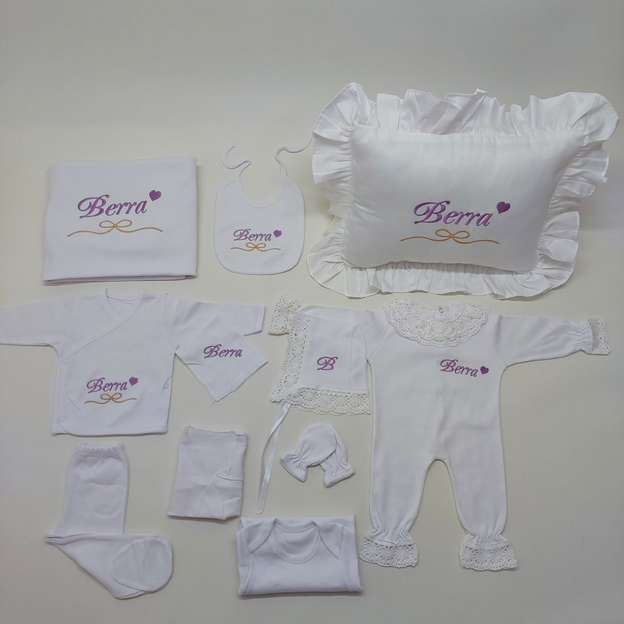 Beyaz Lila Kalp Nakışlı Dantelli Tulumlu Hastane Çıkış Seti