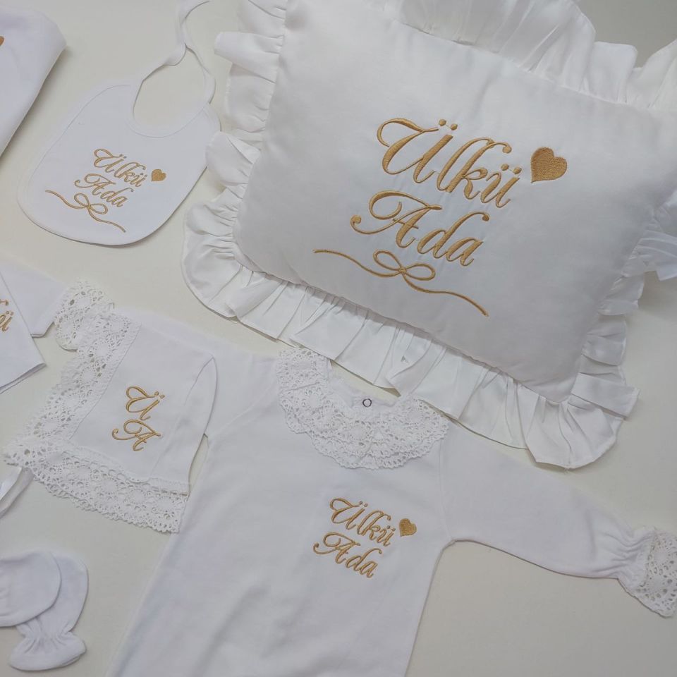 Beyaz Gold Kalp Nakışlı Dantelli Tulumlu Hastane Çıkış Seti