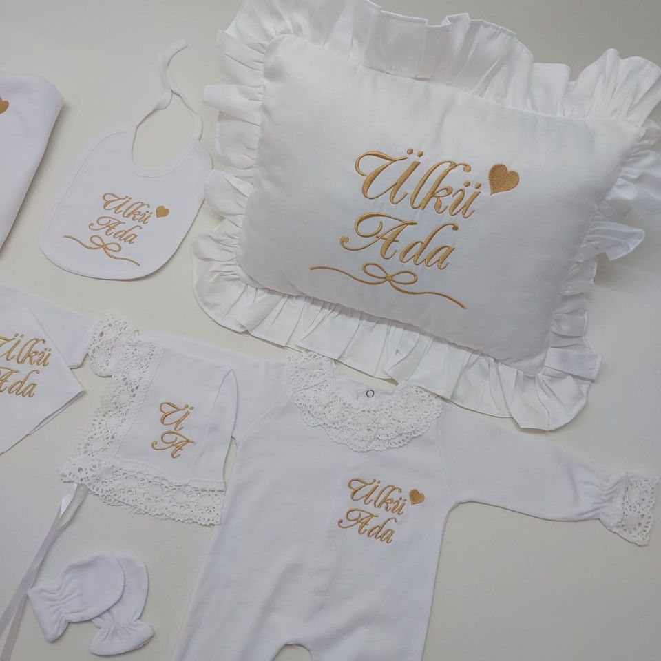 Beyaz Gold Kalp Nakışlı Dantelli Tulumlu Hastane Çıkış Seti