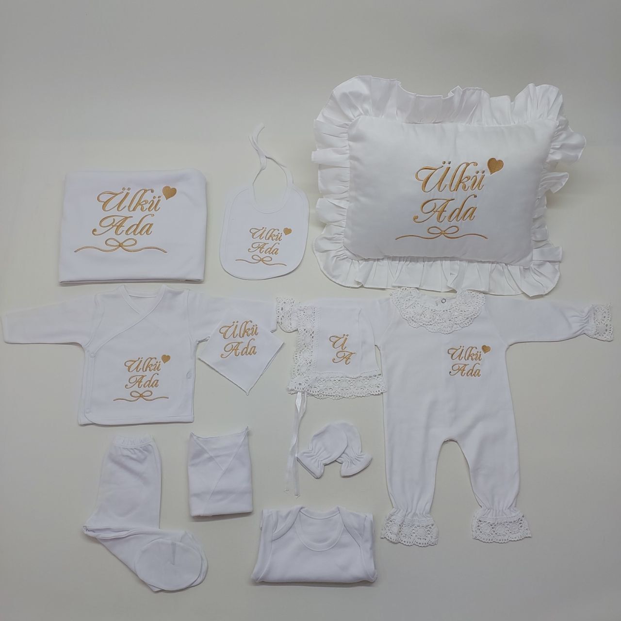 Beyaz Gold Kalp Nakışlı Dantelli Tulumlu Hastane Çıkış Seti