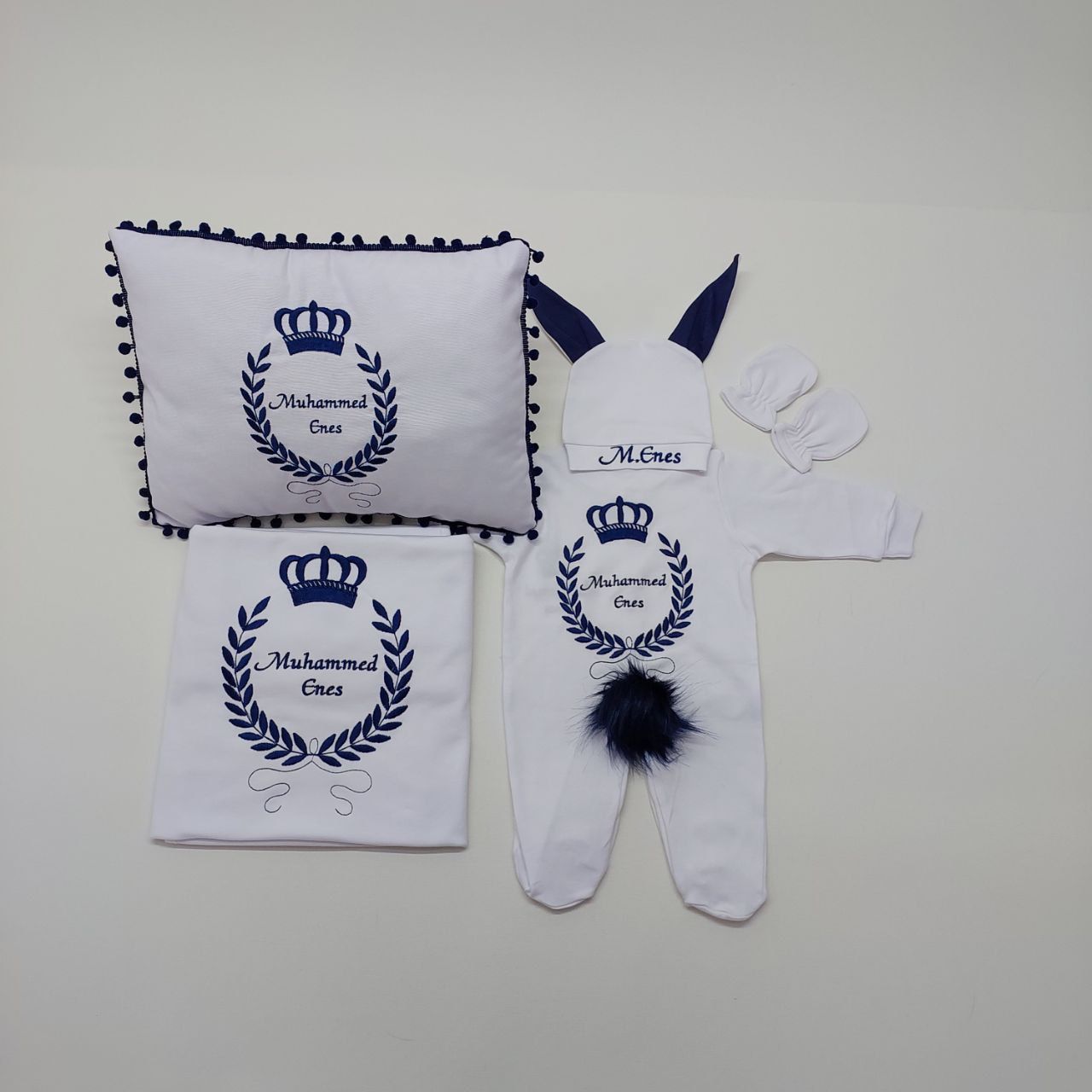 Beyaz Lacivert Taç Desenli Nakışlı Beş Parça Hastane Çıkışı