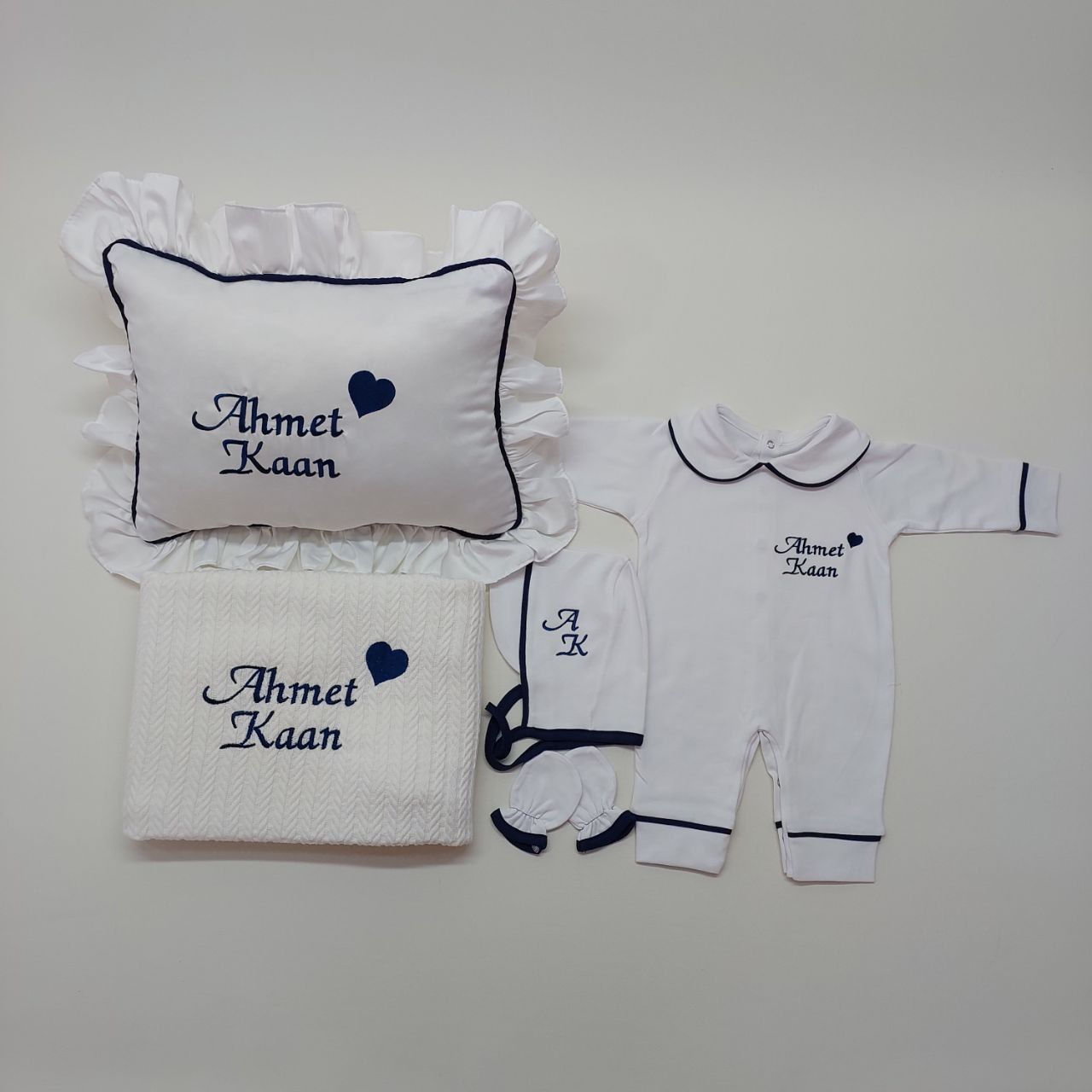 Kalpli İsme Özel Desenli Nakışlı Beş Parça Hastane Çıkışı