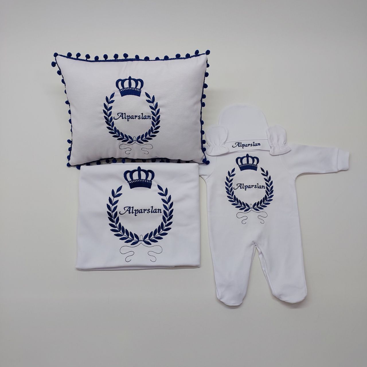 Beyaz Lacivert Taç Desenli Nakışlı Beş Parça Hastane Çıkışı