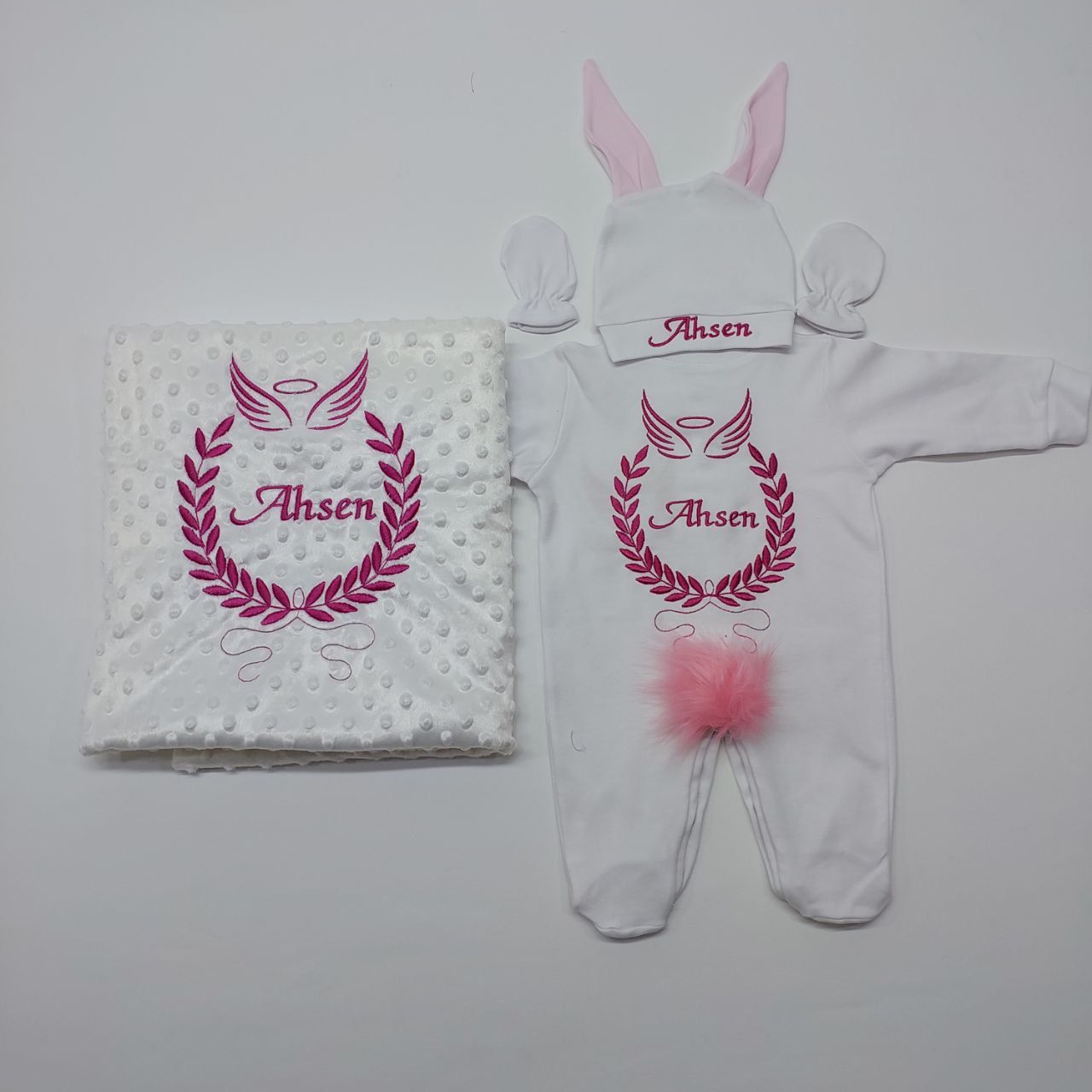 Beyaz Pembe Kanat Desenli Nakışlı Dört Parça Hastane Çıkışı