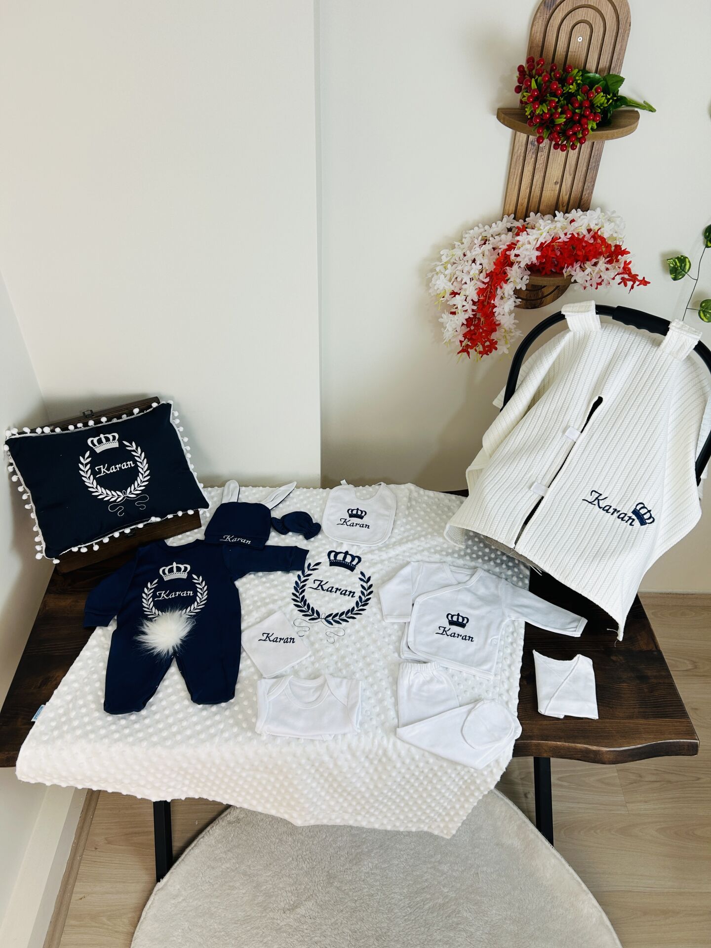 Nakışlı Beyaz Lacivert Hastane Çıkış Seti Yastıklı Ve Puset Örtüsü