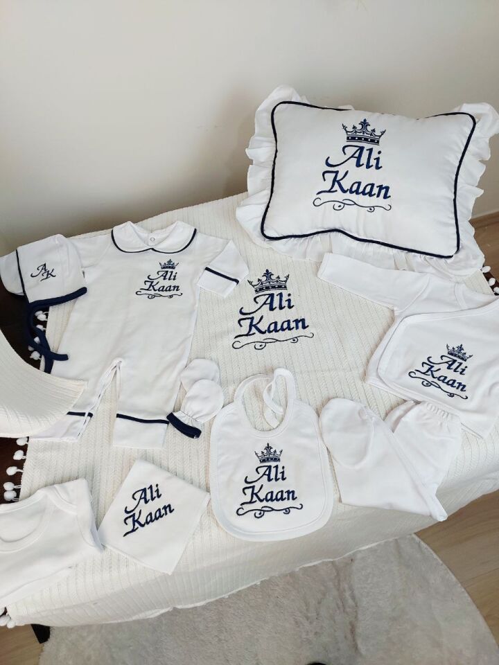 İsme Özel Taç Desen Nakışlı Hastane Çıkış Seti Ve Puset Örtüsü