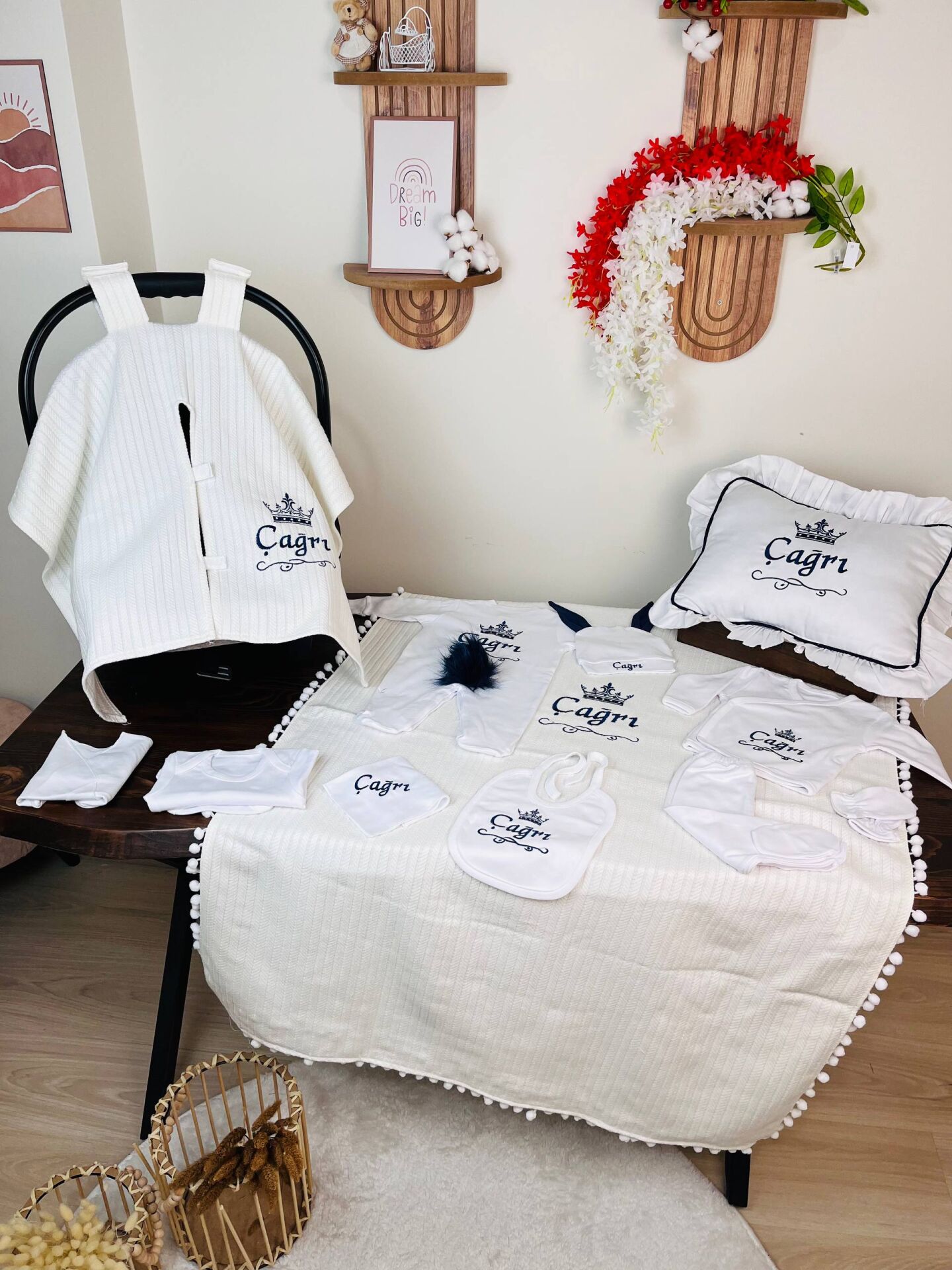 İsme Özel Taç Desen Nakışlı Hastane Çıkış Seti Ve Puset Örtüsü