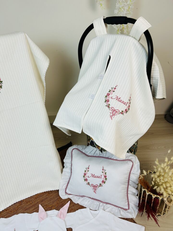 Çiçek Nakışlı Hastane Çıkış Seti Ve Puset Örtüsü %100 Pamuk