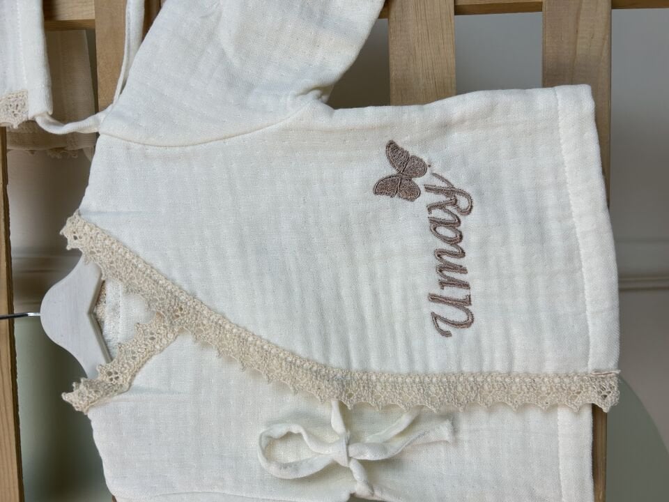 Dantel Detaylı Nakış İşlemeli 4 Kat Müslin Hastane Çıkışı